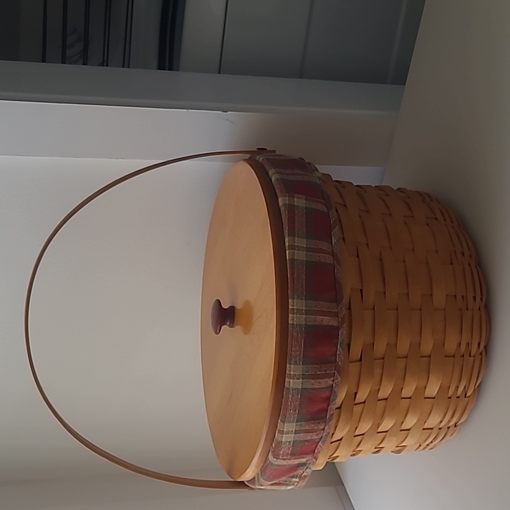 Longaberger, Apple Basket with Lid ,, Liner & Protector - Picture 6 of 6